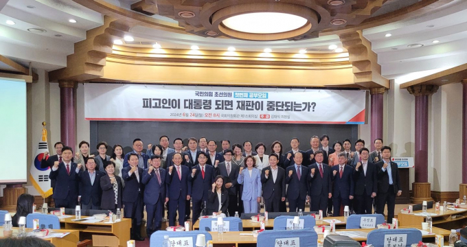 국민의힘 초선의원 공부모임에 참석한 의원들과 당대표 후보들이 24일 모임에 앞서 기념촬영을 하고 있다. /사진=김대식의원실