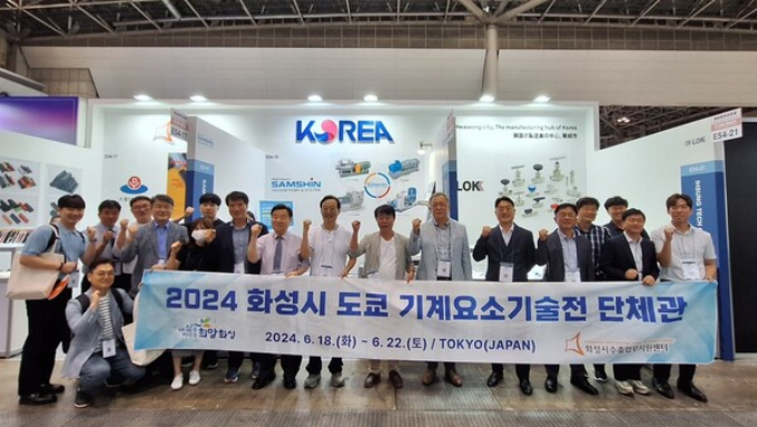 2024 화성시 일본 도쿄 기계 요소 기술 전시회 단체관에 참가한 화성시 6개 기업이 745만불 수출상담 달성을 기념해 화이팅을 외치고 있다. / 사진제공=화성시