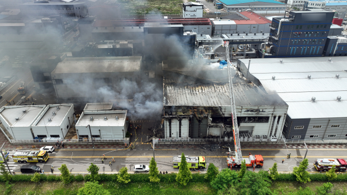 경기 화성시 소재 리튬전지 제조공장에서 화재가 발생했다. 사진은 24일 화성 서신면 일차전지 제조 업체인 아리셀 공장에서 불이 나 소방 당국이 진화에 나서는 모습. /사진=뉴스1(독자 제공)