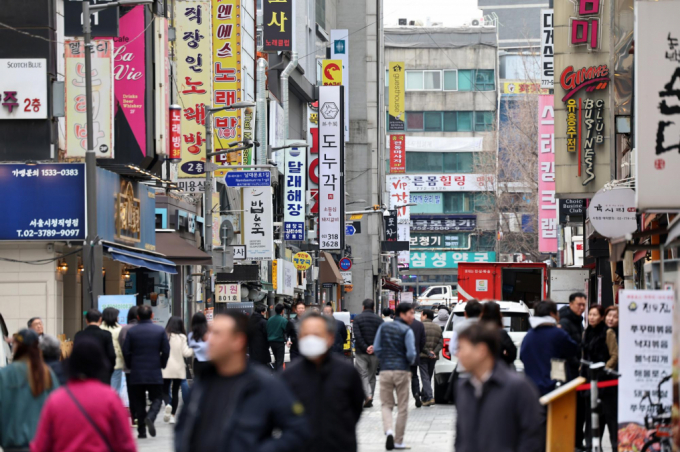 국회 기획재정위원회 소속 안도걸 의원이 착한 임대인 세액공제 일몰기한을 폐지하고 상시화하기 위한 법률 개정을 추진한다. 사진은 '2023년 상가임대차 실태조사'에서 임대료 1위로 조사된 서울 중구 북창동 먹자거리가 북적이는 모습. /사진=뉴시스