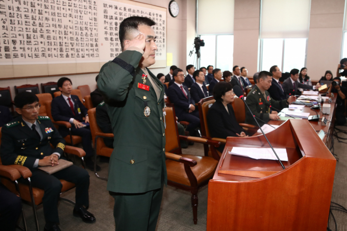 경찰이 채상병 순직 사건 수사가 마무리 단계에 이르렀다고 24일 정례 기자간담회에서 밝혔다. 사진은 지난 21일 오전 서울 여의도 국회에서 열린 법제사법위원회 전체회의 순직 해병 수사 방해 및 사건 은폐 등의 진상규명을 위한 특별검사의 임명 등에 관한 법률안 관련 입법청문회에 증인으로 출석한 박정훈 전 해병대 수사단장이 거수 경례하는 모습. /사진=뉴스1 