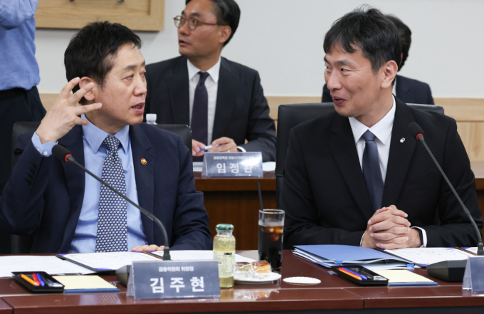 김주현 금융위원장과 이복현 금융감독원장이 3일 서울 종로구 정부서울청사에서 열린 AI·데이터 기반 보이스피싱 예방을 위한 업무협약식에서 대화하고 있다./사진=뉴시스