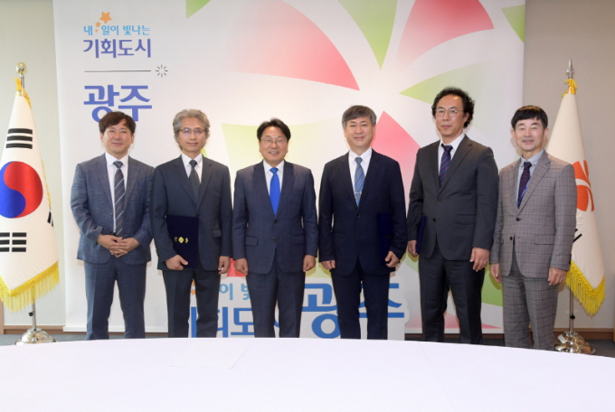 강기정 광주광역시장(왼쪽 세번째)이 24일 오전 시청 접견실에서 임창은 광주광역시립합창단 지휘자, 원광연 광주광역시립극단 예술감독, 최철 광주광역시립오페라단 예술감독에게 위촉장을 수여한 후 기념촬영을 하고 있다./사진=광주시