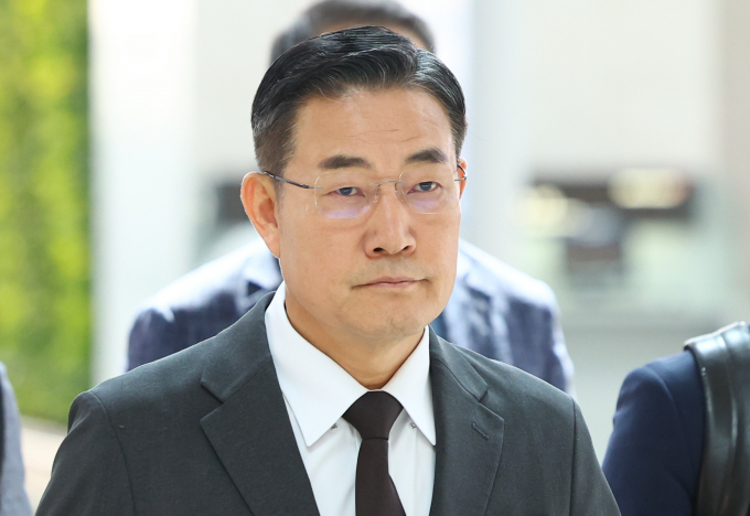 신원식 국방부 장관이 군 내 사망사고에 대한 종합대책을 수립 중이라고 말했다. 사진은 신 장관이 지난 17일 루마니아와 폴란드 출장 차 인천국제공항을 통해 출국하는 모습. /사진=뉴시스