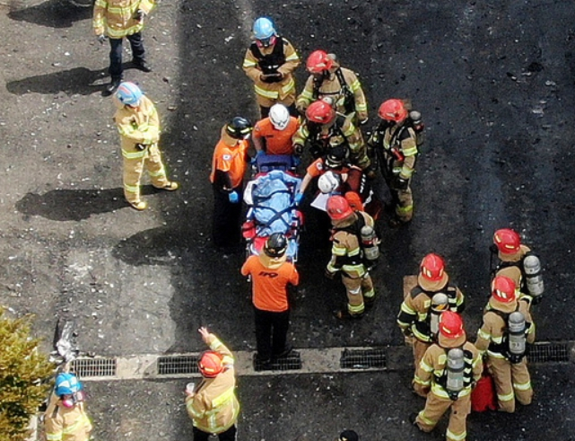 24일 경기 화성시에 위치한 일차전지 제조 공장 아리셀에서 소방대원들이 시신을 수습하고 있다. /사진=뉴스1