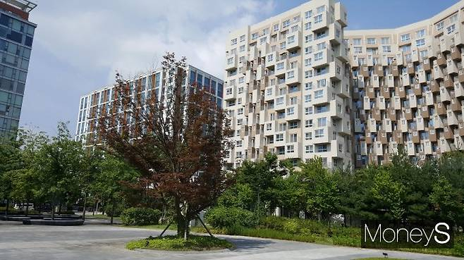 전국 오피스텔 평균 매매가격이 전달대비 소폭 떨어진 2억6056만원으로 조사됐다. 사진은 서울시내 한 오피스텔. 사진 속 오피스텔은 기사 내용과 관련 없음. /사진=김창성 기자