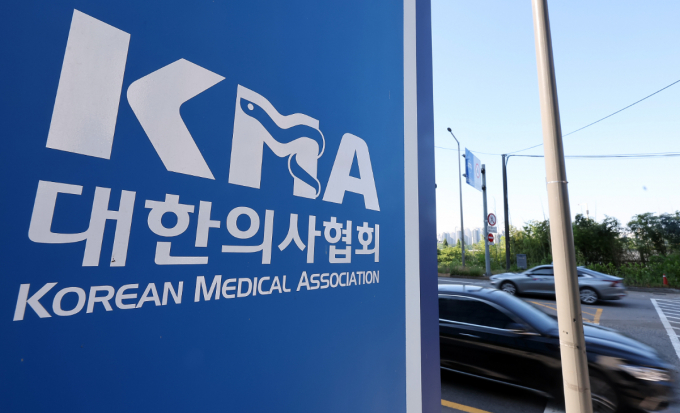 대한의사협회(의협)가 무기한 휴진과 관련해 한발 물러섰다. 사진은 서울 용산구 소재 의협. /사진=뉴스1