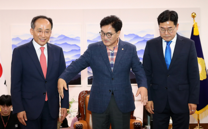 더불어민주당이 국민의힘의 상임위원장 7개 수용 결정에 대해 환영의 인사를 건넸다. 사진은 우원식 국회의장(가운데)이 지난 23일 서울 여의도 국회의장실에서 열린 원 구성을 위한 양당 원내대표 회동에서 추경호 국민의힘 원내대표(왼쪽), 박찬대 더불어민주당 원내대표와 기념촬영을 하는 모습. /사진=뉴스1