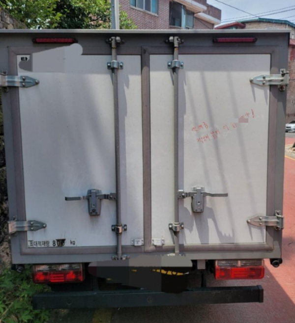 택배 차량에 누군가 욕석을 써놓고 갔다는 사연이 온라인 커뮤니티에 공개됐다. /사진=보배드림 캡처