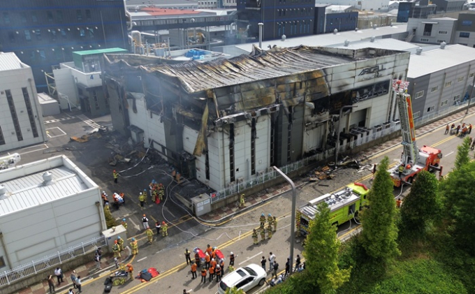 경기 화성시 리튬전지 제조공장 아리셀 화재 사고로 22명이 숨지고 7명이 부상을 입었다. 사진은 24일 아리셀 공장에서 불이 나 소방 당국이 진화에 나선 모습. /사진=뉴스1  