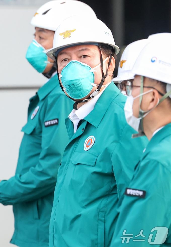 [사진] 화성 화재현장 찾은 윤석열 대통령