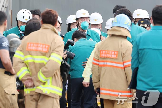 [사진] 화성 화재현장 찾아 소방관들 만난 尹 대통령