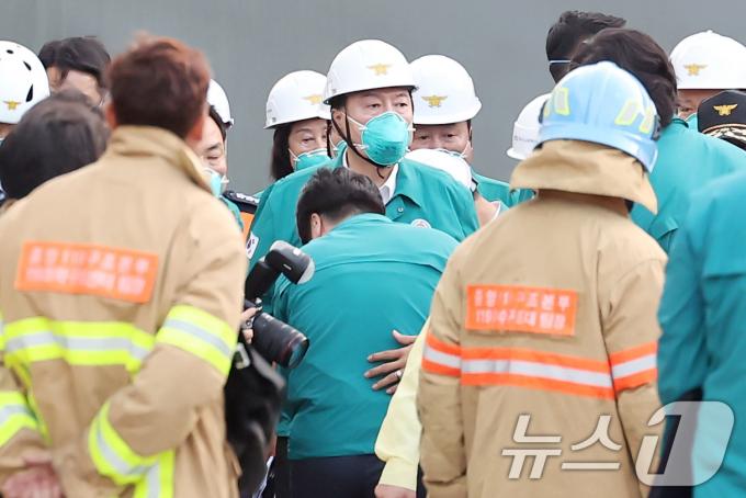 [사진] 尹 대통령, 화성 화재현장 피해상황 점검