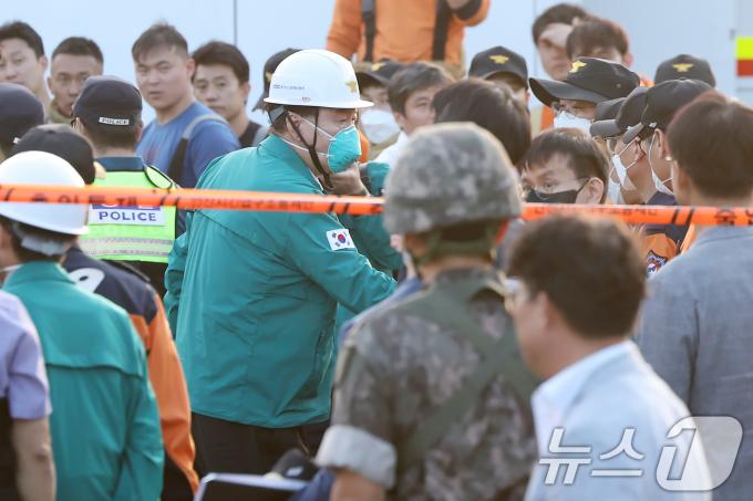 [사진] 소방대원들 격려하는 윤석열 대통령