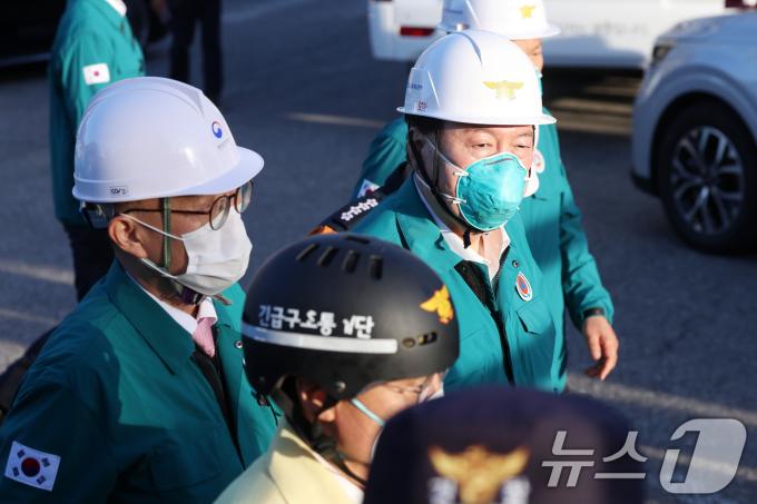 [사진] 화성 화재현장 피해상황 점검 나선 尹 대통령
