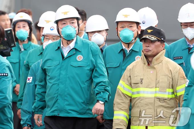 [사진] 이상민 행안부 장관과 함께 화성 화재현장 찾은 尹 대통령