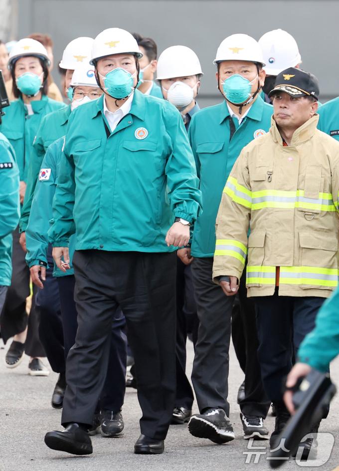 [사진] 이상민 행안부 장관과 함께 화성 화재현장 찾은 尹 대통령