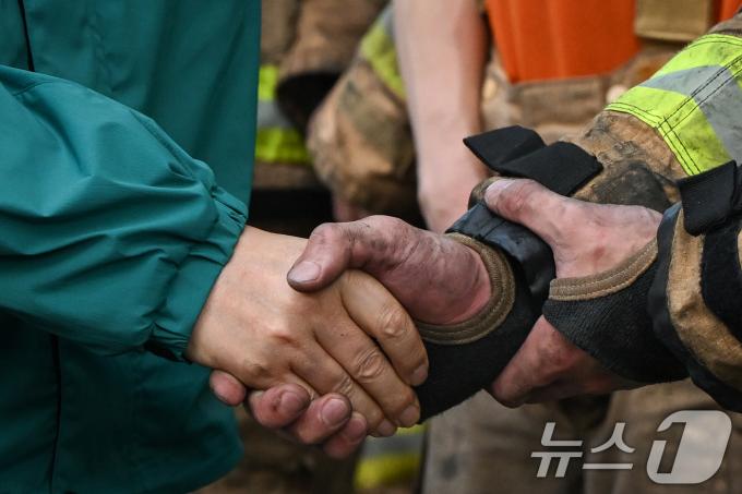 [사진] 소방대원 손 잡은 윤석열 대통령
