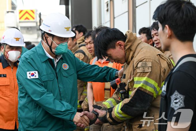 [사진] 화성 공장 화재 현장에서 소방대원 격려하는 윤석열 대통령