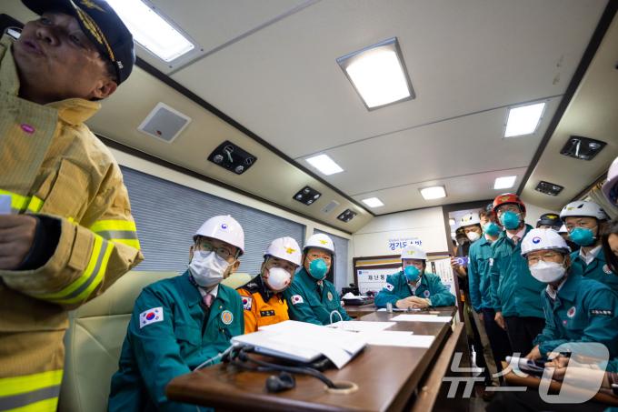 [사진] 화재 현장에서 보고 받는 윤석열 대통령