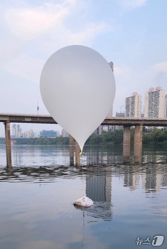 북서울 잠실대교 인근에서 발견된 북한의 대남 오물풍선. (합동참모본부 제공) 2024.6.9/뉴스1 ⓒ News1 박지혜 기자