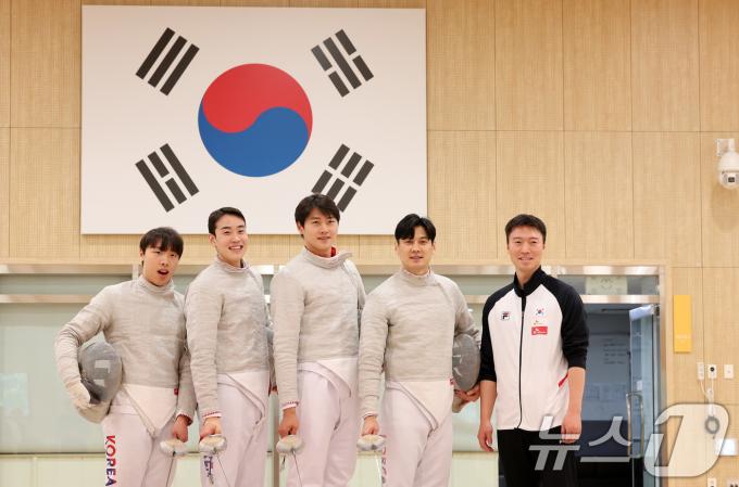 한국 남자사브르 대표팀 박상원(왼쪽부터) 도경동, 오상욱, 구본길과 원우영 코치가 27일 충북 진천국가대표선수촌에서 열린 '2024 파리 올림픽 펜싱 국가대표선수단 미디어데이'에서 기념촬영을 하고 있다. 2024.5.27/뉴스1 ⓒ News1 이동해 기자