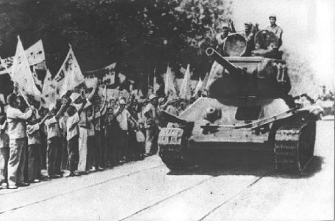 1950년 6월 28일 서울에 입성한 북한 인민군. (출처: Unknown author, 新聞攝影局稿, 흑백사진(1950), Wikimedia Commons, Public Domain)