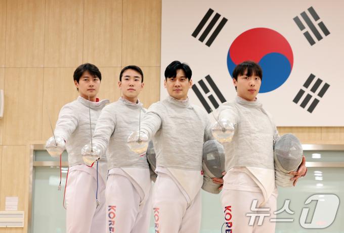 한국 남자사브르 대표팀 오상욱(왼쪽부터), 도경동, 구본길, 박상원이 27일 충북 진천국가대표선수촌에서 열린 '2024 파리 올림픽 펜싱 국가대표선수단 미디어데이'에서 기념촬영을 하고 있다. 2024.5.27/뉴스1 ⓒ News1 이동해 기자