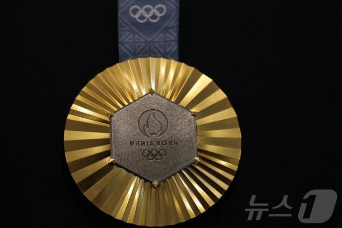 2024 파리 올림픽 금메달. ⓒ AFP=뉴스1
