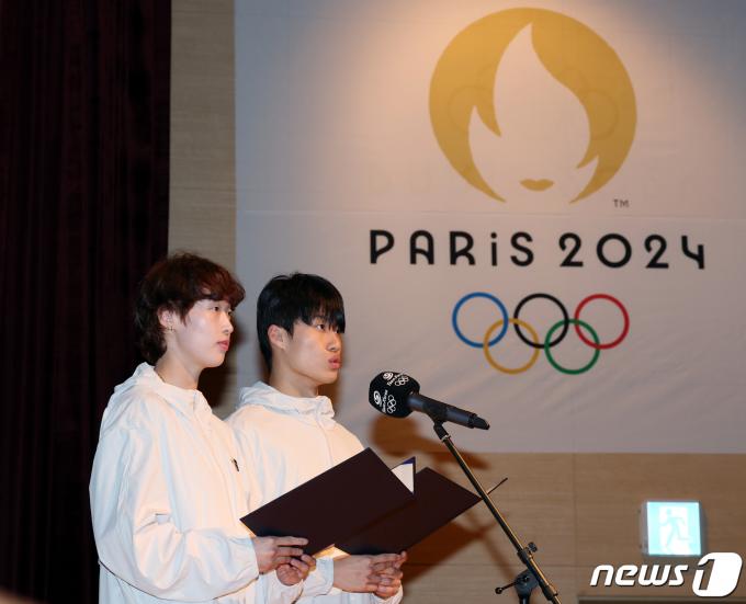 17일 충북 진천군 진천국가대표선수촌 챔피언하우스에서 열린 2024 파리하계올림픽대회 D-100 국가대표 격려행사에서 황선우와 이다빈이 다짐 선서를 하고 있다. 2024.4.17/뉴스1 ⓒ News1 박정호 기자