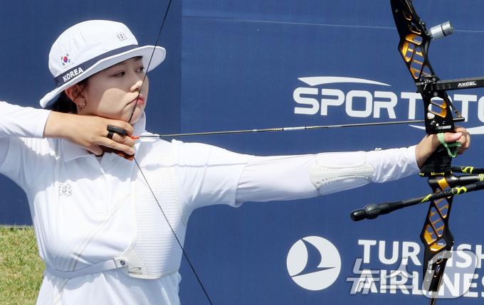 26일 경북 예천군 진호국제양궁장에서 열린 2024 현대 양궁 월드컵 2차 대회 리커브 여자 단체 결승전 대한민국과 중국의 경기에서 임시현이 과녁을 향해 활시위를 당기고 있다. 2024.5.26/뉴스1 ⓒ News1 이동해 기자