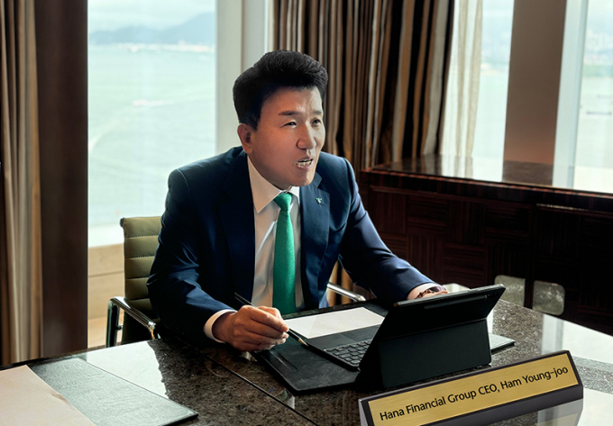 함영주 하나금융그룹 회장이 지난 18일 홍콩에서 글로벌 투자자들과 만나 그룹의 기업가치 제고 전략 및 주주가치 증대 방안을 직접 설명하고 있다./사진=하나금융지주