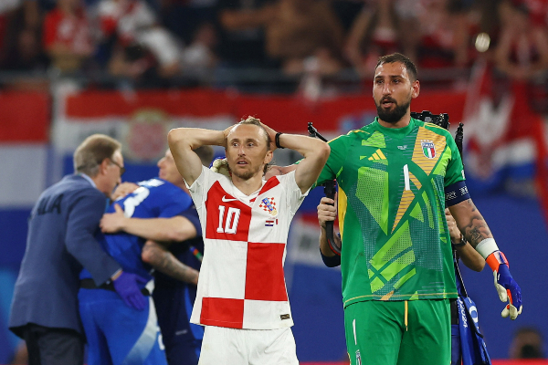 루카 모드리치가 이끄는 크로아티아 대표팀의 16강 진출이 어려워졌다. 사진은 25일(한국시각) 독일 라이프치히 라이프치히 스타디움에서 열린 유로2024 B조 3차전 크로아티아와 이탈리아의 경기 중 경기가 종료된 후 루카 모드리치(왼쪽)과 잔루이지 돈나룸마(오른쪽)의 모습. /사진=로이터