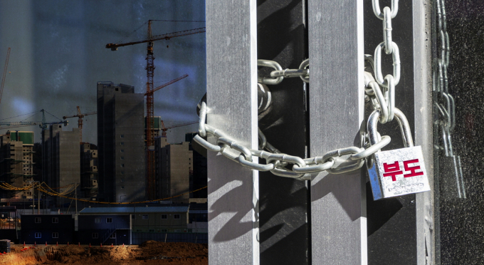 고금리 여파로 주택사업이 위축되고 러시아와 중동 전쟁에 따른 원자재 가격 상승이 건설업계의 수익성을 악화시키고 있다. /그래픽=강지호 기자