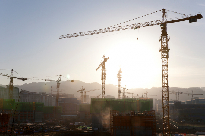 건설업계는 대출비용 증가로 분양 계약자가 줄어들고 기업들도 자금조달 능력이 떨어지며 분양수익마저 감소하는 상황이다./사진=이미지투데이