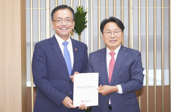 강기정 광주광역시장이 24일 오후 정부세종청사에서 최상목 경제부총리 겸 기획재정부 장관을 만나 내년도 광주시 주요 현안사업에 대한 국비 지원 협조를 요청하고 있다./사진=광주시