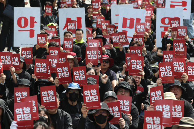지방 공무원이 9급에서 4급까지 승진할 때 요구되는 기간이 현행 13년에서 8년으로 줄어든다. 사진은 전국공무원노조와 대한민국공무원노조 주최로 열린 '악성 민원 희생자 추모 공무원노동자대회'에서 참가자들이 구호를 외치는 모습. /사진=뉴스1