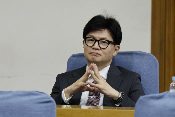 한동훈 전 국민의힘 비상대책위원장이 지난 24일 윤석열 대통령과의 관계에 대한 질문에 "윤 대통령이 성공한 대통령으로 남기를 바란다"고 말했다. 사진은 한 전 위원장이 지난 24일 서울 여의도 국회의원회관에서 열린 국민의힘 초선의원 첫번째 공부모임 ‘헌법 제84조 논쟁, 피고인이 대통령 되면 재판이 중단되는가?’에 참석한 모습. /사진=뉴스1