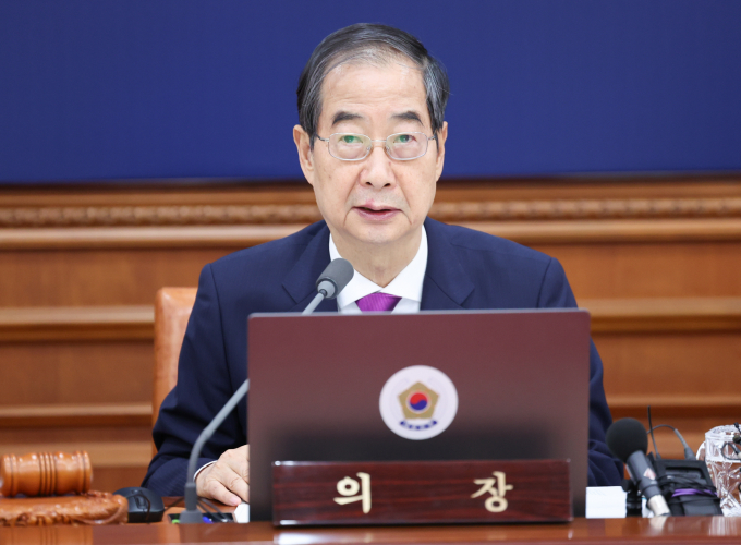 한덕수 국무총리가 제주 해상에서 12명이 탑승한 어선이 실종됐다는 보고에 인명 구조에 최선을 다해달라고 지시했다. 사진은 한 총리가 25일 서울 종로구 정부서울청사에서 열린 국무회의에서 모두발언 하는 모습. /사진=뉴스1