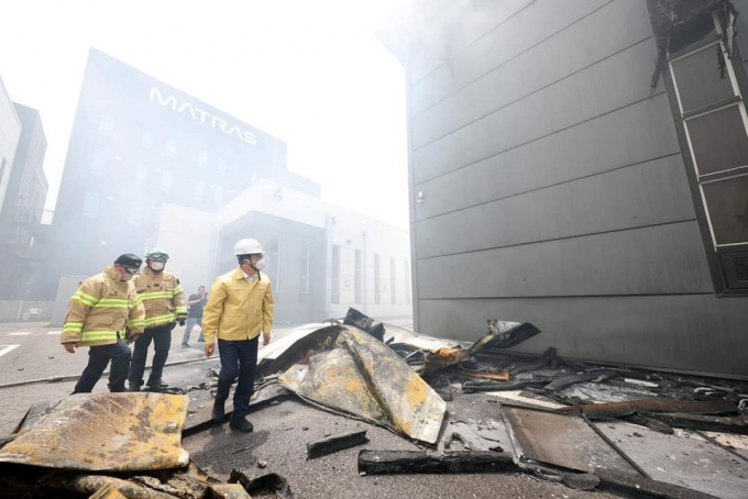 김동연 경기도지사(오른쪽)가 24일 오전 화성시 전곡해양단지 일차전지 공장 화재 현장을 둘러보고 있. / 사진=김동연 경기도지사 페이스북