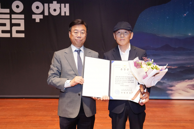 신상진 성남시장(왼쪽)은 25일 오전 10시 시청 1층 온누리에서 6·25전쟁 참전용사 고(故) 윤영 상병의 유족인 동생 윤철(75·수정구 복정동)에게 무성화랑 무공훈장과 훈장증을 전수하고 사진촬영을 하고 있다. / 사진제공=성남시