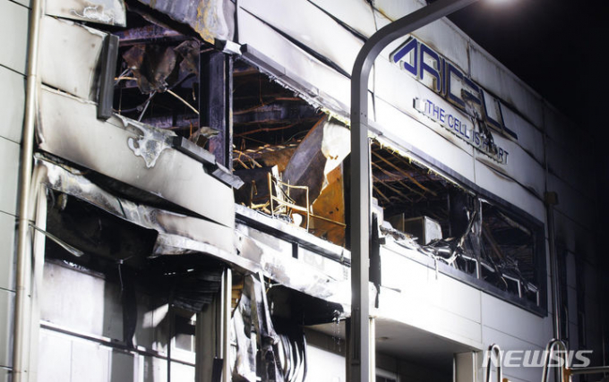 경기도소방재난본부가 마지막 실종자 1명을 수습했다. 실종자 추정 시신이 발견되면서 사망자는 23명으로 늘었다. 사진은 지난  24일 오후 경기 화성시 일차전지 화재 현장에서 소방대원들이 현장 수습 및 야간 수색을 하는 모습.  /사진=뉴시스