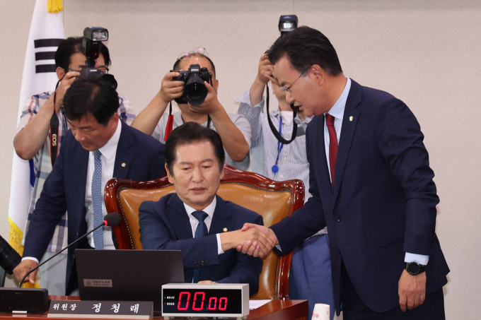 야당 주로로 방송3법(방송법·방송문화진흥회법·한국교육방송공사법 개정안)과 방통위법이 법제사법위원회를 통과했다. 사진은 정청래 국회 법제사법위원장(왼쪽)과 유상범 국민의힘 의원(오른쪽)이 25일 서울 여의도 국회에서 열린 법제사법위원회 전체회의에 앞서 악수하는 모습. /사진=뉴시스