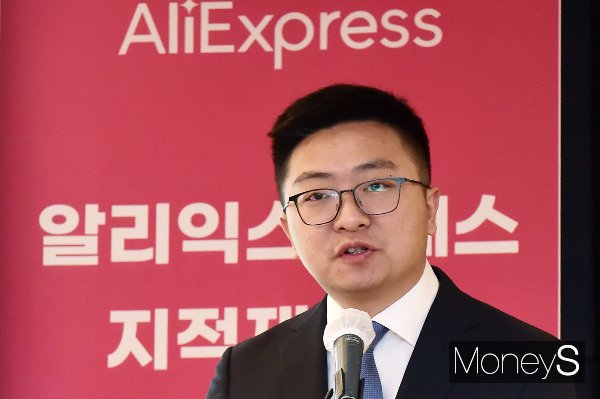 중국 이커머스 알리익스프레스(알리)가 국내 중소기업과의 상생을 강조하면서 이달까지로 계획됐던 국내 입점 업체에 대한 수수료 면제 혜택을 연장할지 관심이 쏠리고 있다. 레이 장 알리익스프레스코리아 한국대표가 지난해 12월6일 서울 중구 소공동 롯데호텔에서 알리 지적재산권 및 소비자보호 강화 발표 기자간담회를 갖고 있다. /사진=임한별 기자