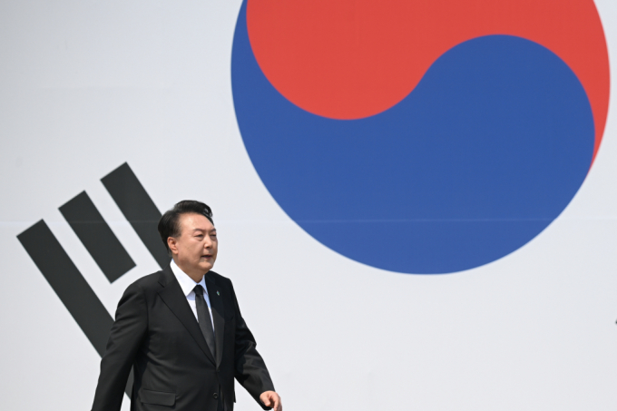 윤석열 대통령이 6·25전쟁 74주년을 맞아 "우리 군은 어떠한 경우라도 북한이 대한민국을 감히 넘보지 못하도록 확고한 대비태세를 유지하고 북한의 도발에 압도적으로 단호하게 대응할 것"이라고 밝혔다. 사진은 윤 대통령이 지난 6일 서울 동작구 국립서울현충원에서 열린 제69회 현충일 추념식에서 추념사를 마친 후 이동하고 있는 모습. /사진=뉴시스(대통령실 제공)