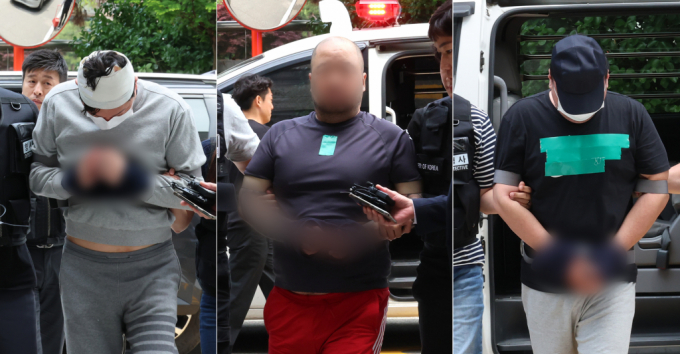 사진은 인천 송도국제도시 길거리에서 지인을 흉기로 찔러 살해하려 한 혐의 등을 받는 20~40대 일당의 주범(왼쪽)과 공범이 29일 오후 인천 미추홀구 인천지법에서 열린 구속 전 피의자 심문(영장실질심문)에 출석하고 있는 모습. /사진=뉴시스