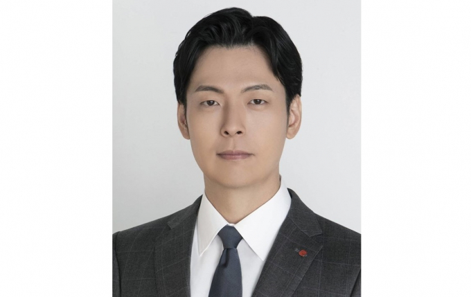 신동빈 롯데그룹 회장의 장남 신유열 전무가 국내 롯데그룹 사내이사에 이어 일본 지주사인 롯데홀딩스에서도 사내이사에 선임될 전망이다. /사진=롯데그룹