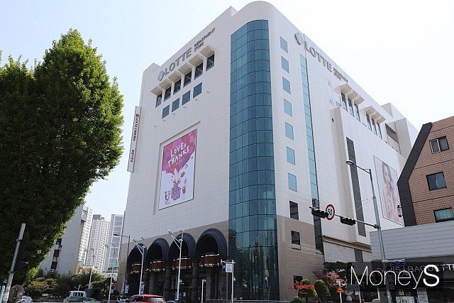 롯데백화점 광주점은 지난 21일부터 오는 7월 7일까지 여름 정기세일을 실시한다. 롯데백화점 광주점 전경/사진=머니S DB.