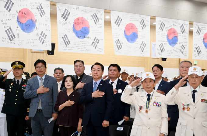 유정복 인천시장(왼쪽 네번째)이 25일 시청 대회의실에서 열린 '6·25전쟁 제74주년 기념식'에서 국민의례를 하고 있다./사진제공=인천시