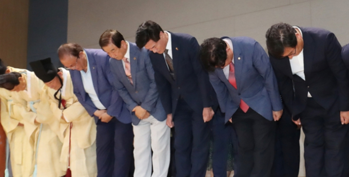 안병구 경남 밀양시장이 25일 밀양시청 대강당에서 20년 전 발생한 '밀양 집단 성폭행 사건'과 관련해 고개 숙여 사과하고 있다. /사진=뉴스1